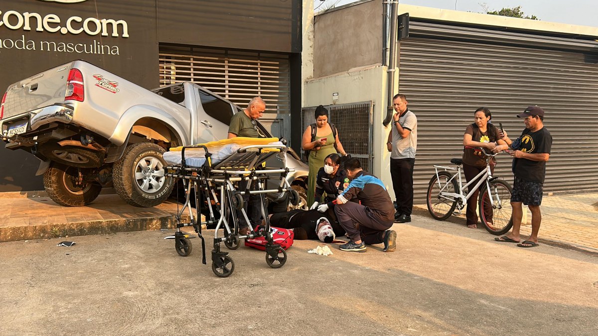 IMPRUDÊNCIA: Dois motoristas sofrem lesões na cabeça após grave colisão entre Hilux e Gol