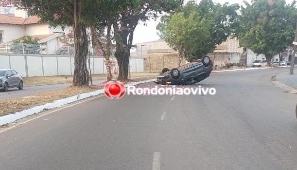 NA CURVA: Carro capota após bater em árvore na Avenida Rio Madeira 