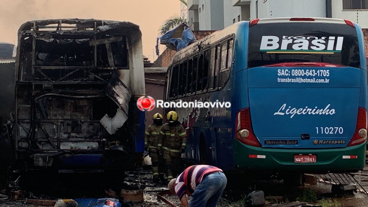 SINISTRO: Dois ônibus são consumidos por incêndio em garagem de empresa 