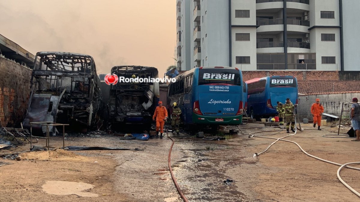 SINISTRO: Dois ônibus são consumidos por incêndio em garagem de empresa 