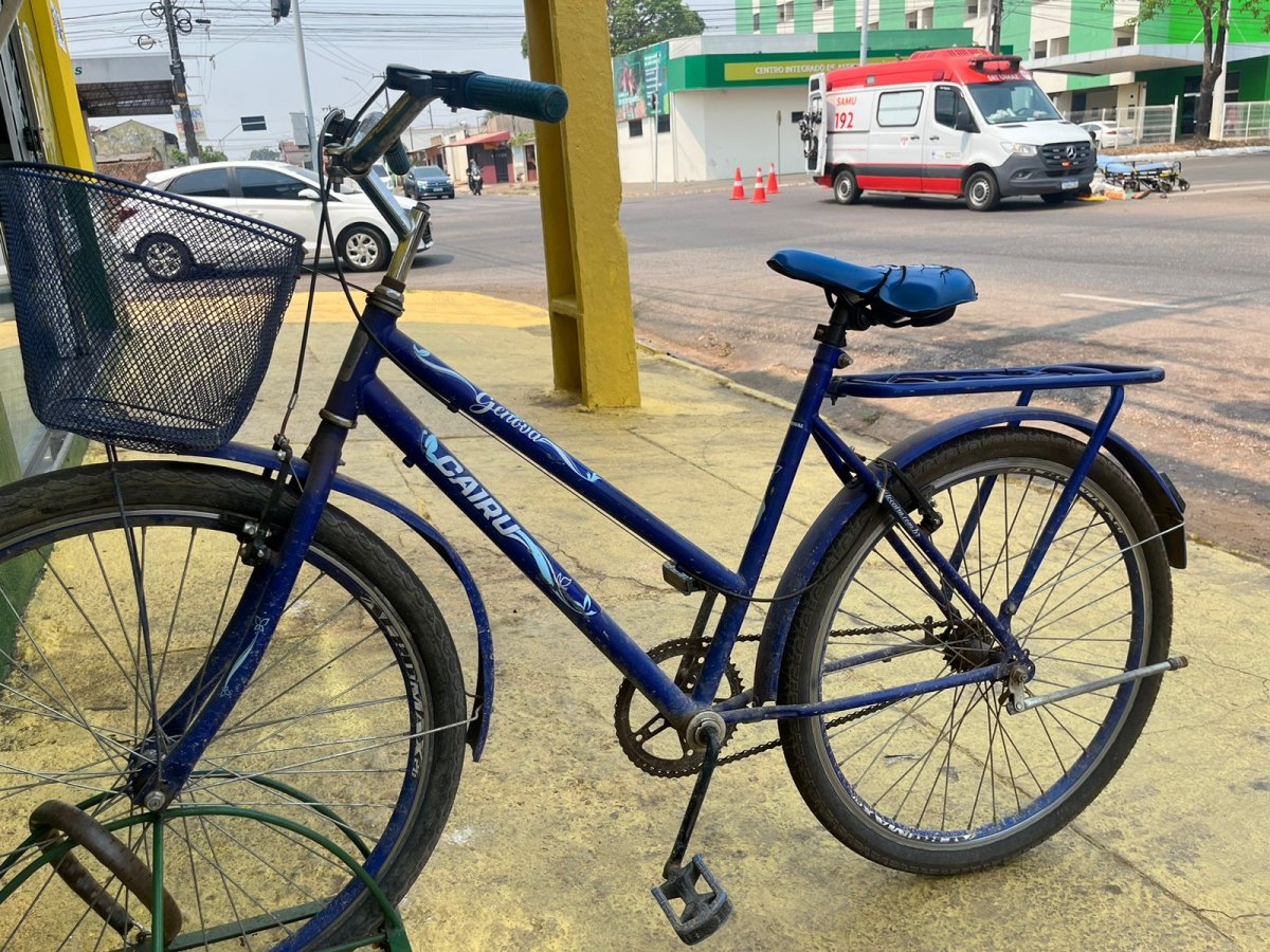 FRATUROU A PERNA: Idoso de 94 anos é atropelado por motociclista em semáforo 