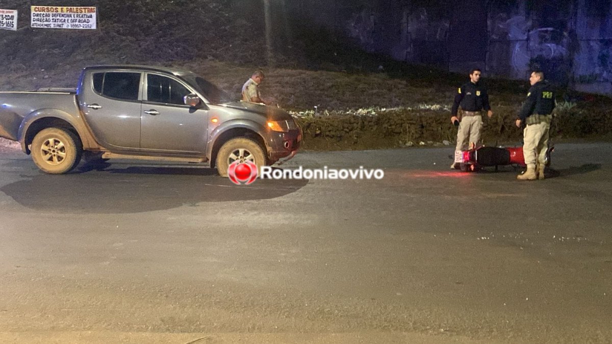 NO VIADUTO: Motorista de caminhonete avança semáforo e atinge casal em moto 