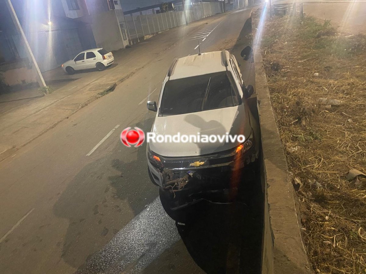 PERDEU O CONTROLE: Vídeo mostra caminhonete caindo da BR-364 na rua da Beira