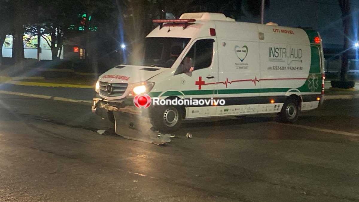 NO SEMÁFORO: Acidente envolvendo ambulância do JPII é registrado na Jorge Teixeira 