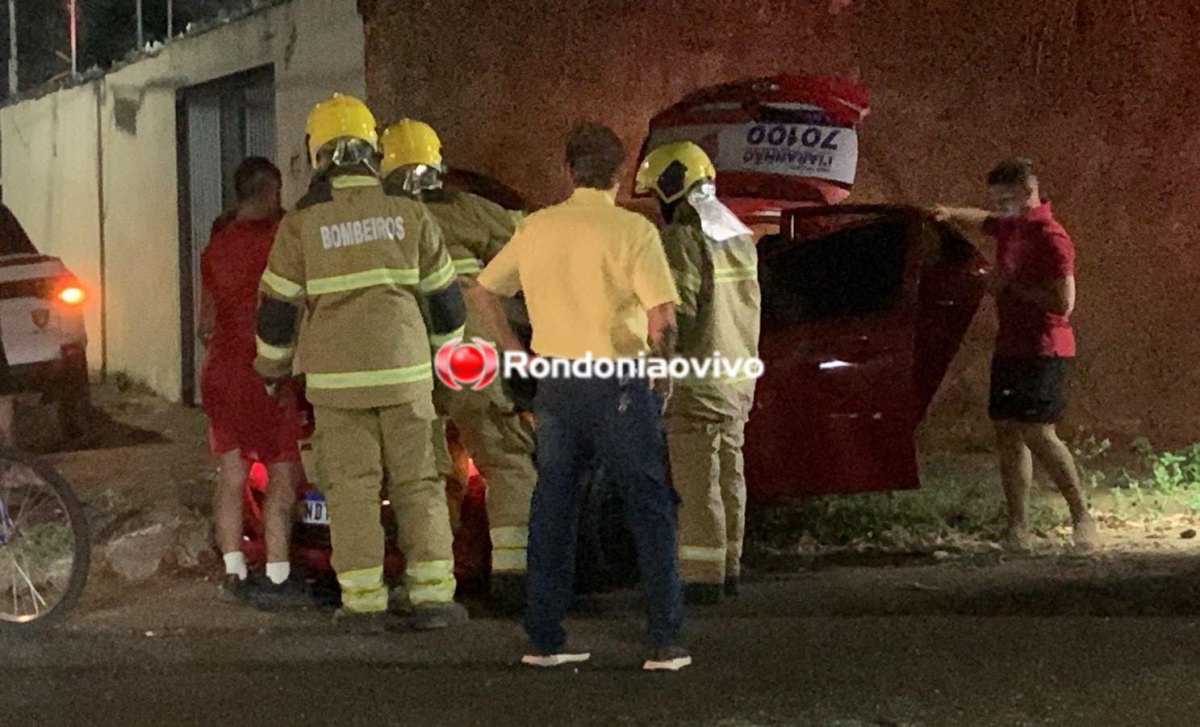 SUSTO: Mulher fica ferida em acidente e Bombeiros são acionados após carro pegar fogo
