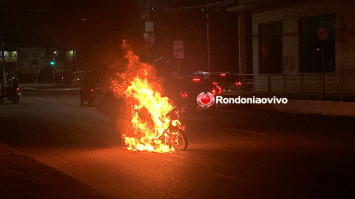 VÍDEO: Motocicleta pega fogo no meio de avenida e fica destruída 