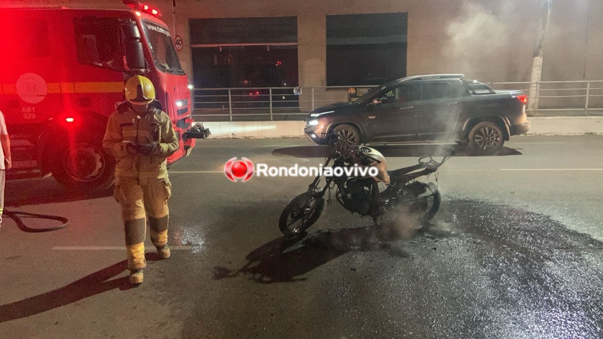 VÍDEO: Motocicleta pega fogo no meio de avenida e fica destruída 