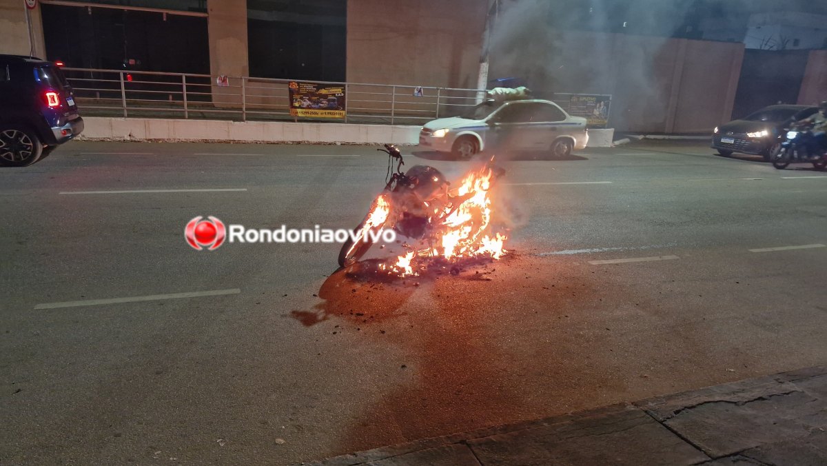 VÍDEO: Motocicleta pega fogo no meio de avenida e fica destruída 