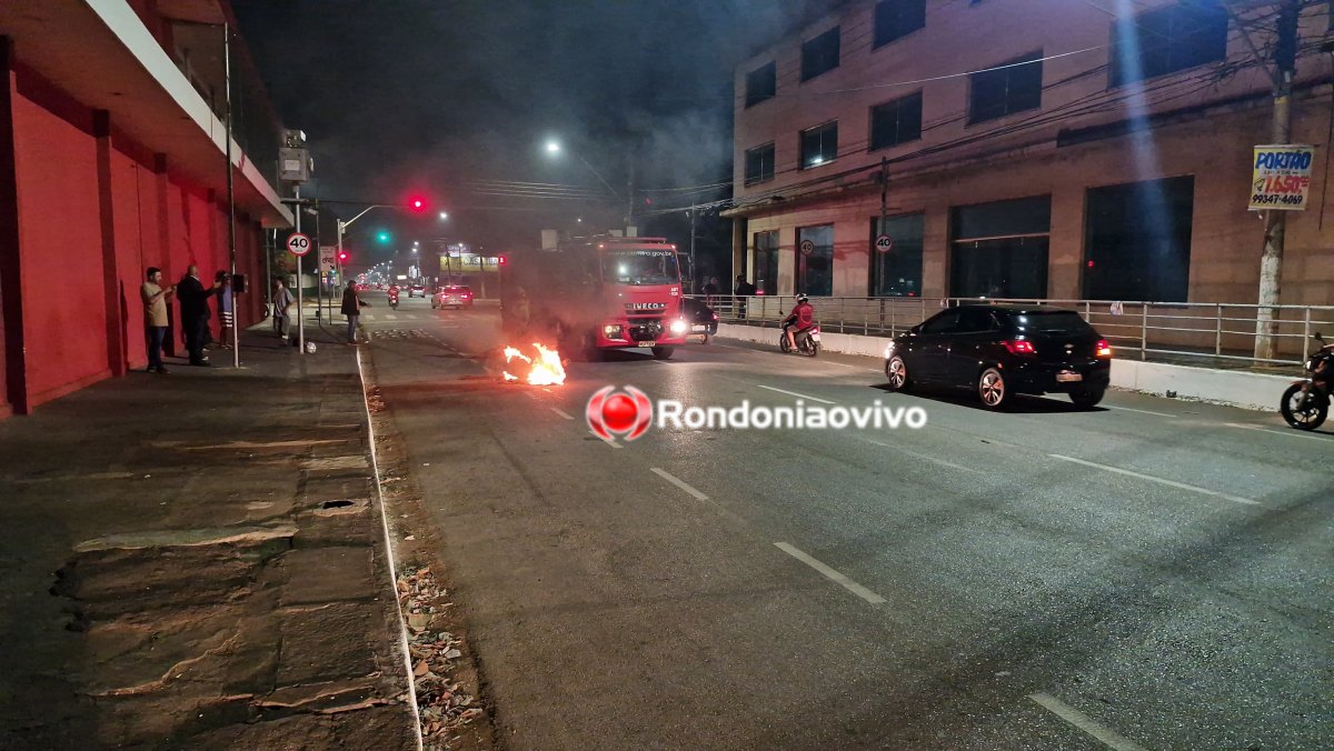 VÍDEO: Motocicleta pega fogo no meio de avenida e fica destruída 