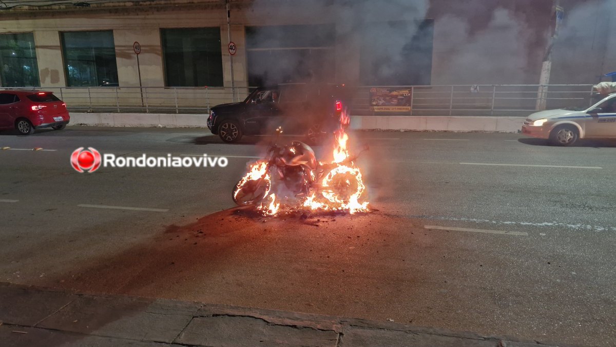 VÍDEO: Motocicleta pega fogo no meio de avenida e fica destruída 