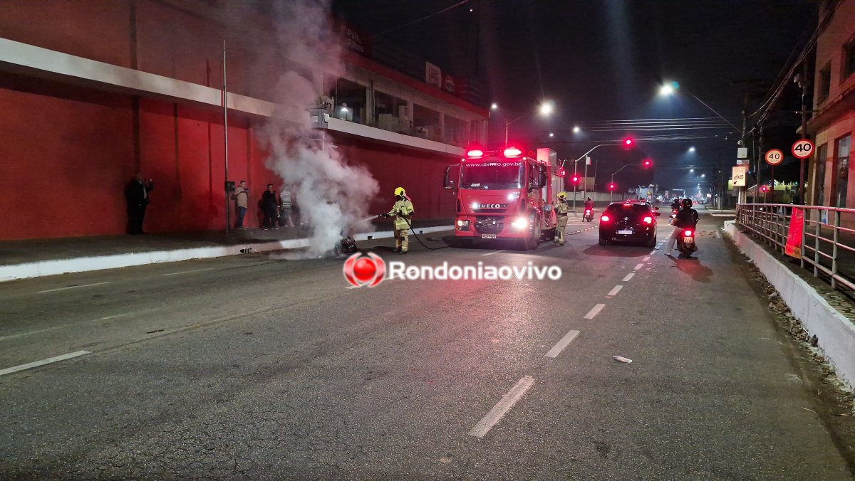 VÍDEO: Motocicleta pega fogo no meio de avenida e fica destruída 