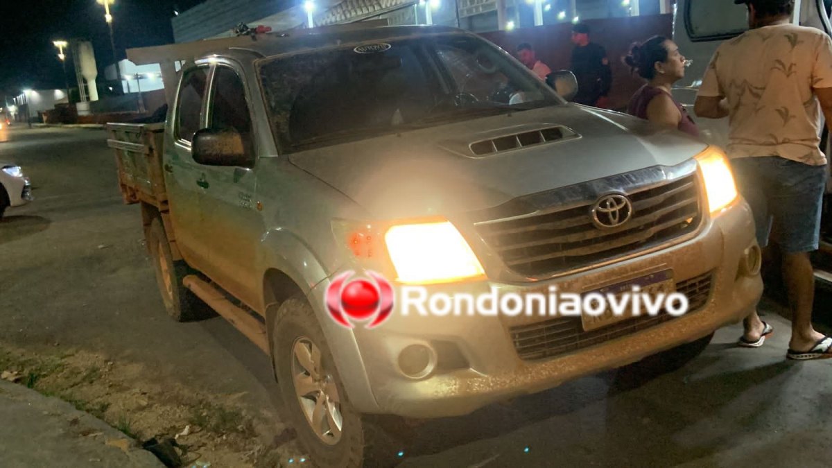 NO LAGOA: Jovem em moto sofre fratura ao ser atropelada por Hilux 
