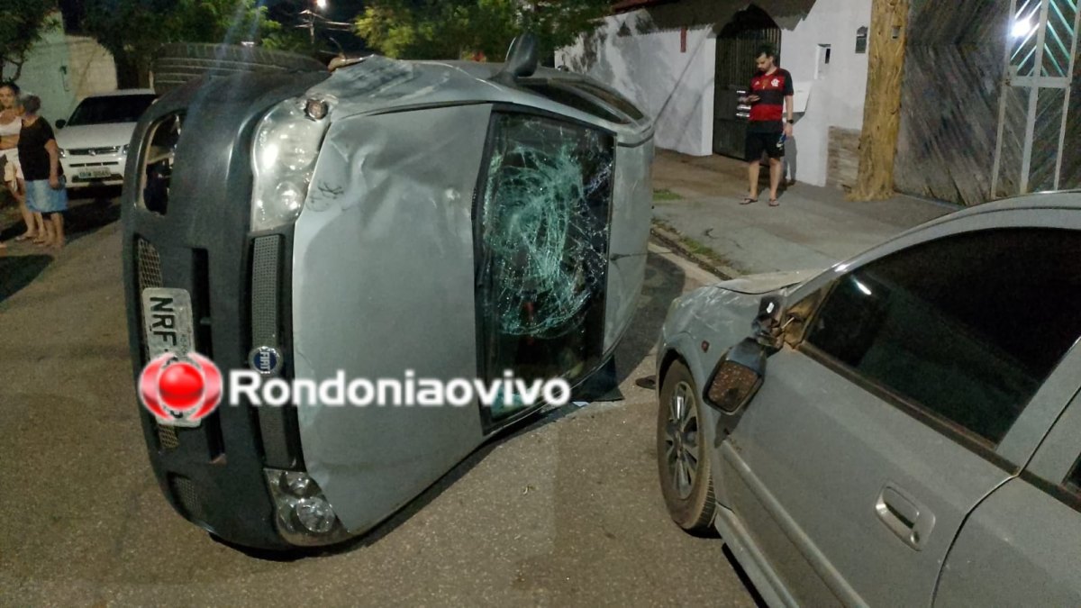 URGENTE: Carro capota após bater em veículos estacionados; motorista fica ferido 