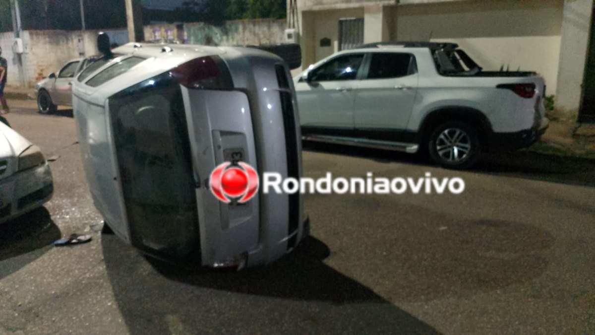 URGENTE: Carro capota após bater em veículos estacionados; motorista fica ferido 