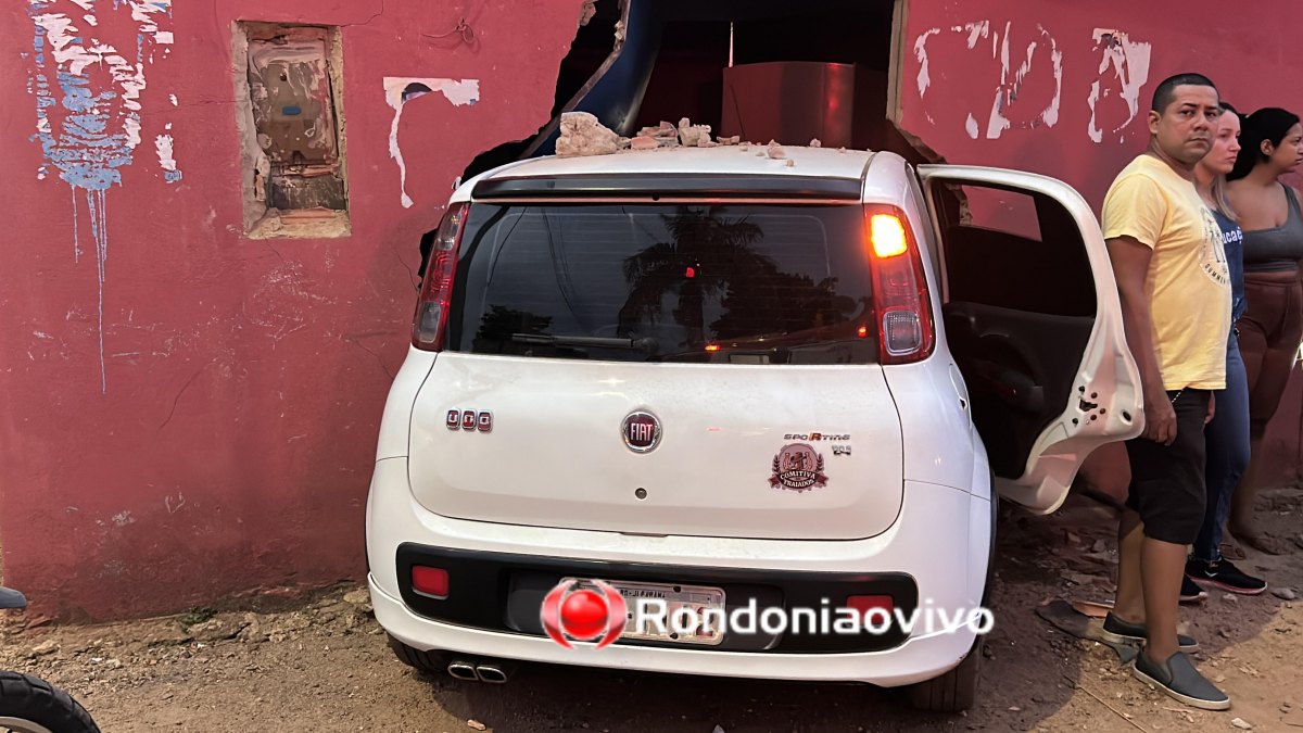 VÍDEO: Dois estudantes são atropelados por professora; carro invadiu residência 