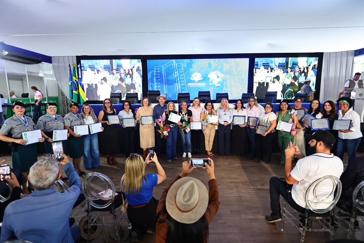 CRISTIANE LOPES : Deputada entrega maquinário a municípios na Rondônia Rural Show 2026
