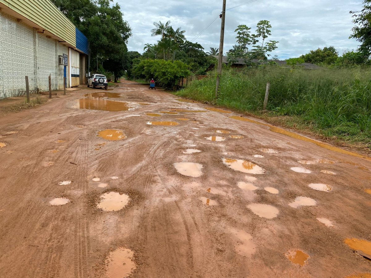 PEDIDO DE PROVIDÊNCIA: Buracos se alastram por rua do bairro São Francisco
