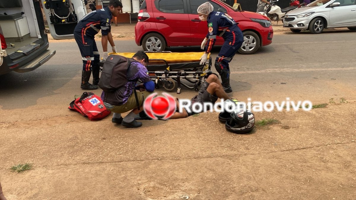 NA ULTRAPASSAGEM: Jovem de 18 anos vai parar no meio fio após batida entre carro e moto