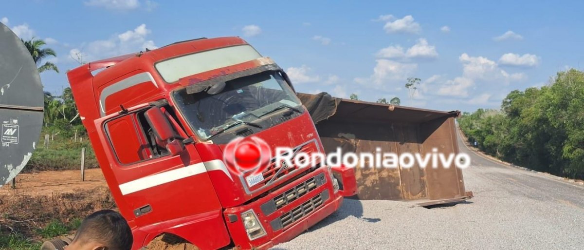ACIDENTE: Carreta com carga de pedra brita tomba na BR-364 