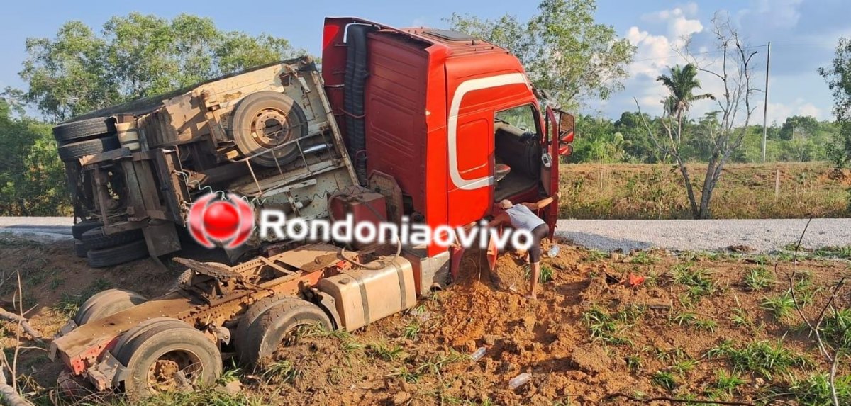 ACIDENTE: Carreta com carga de pedra brita tomba na BR-364 