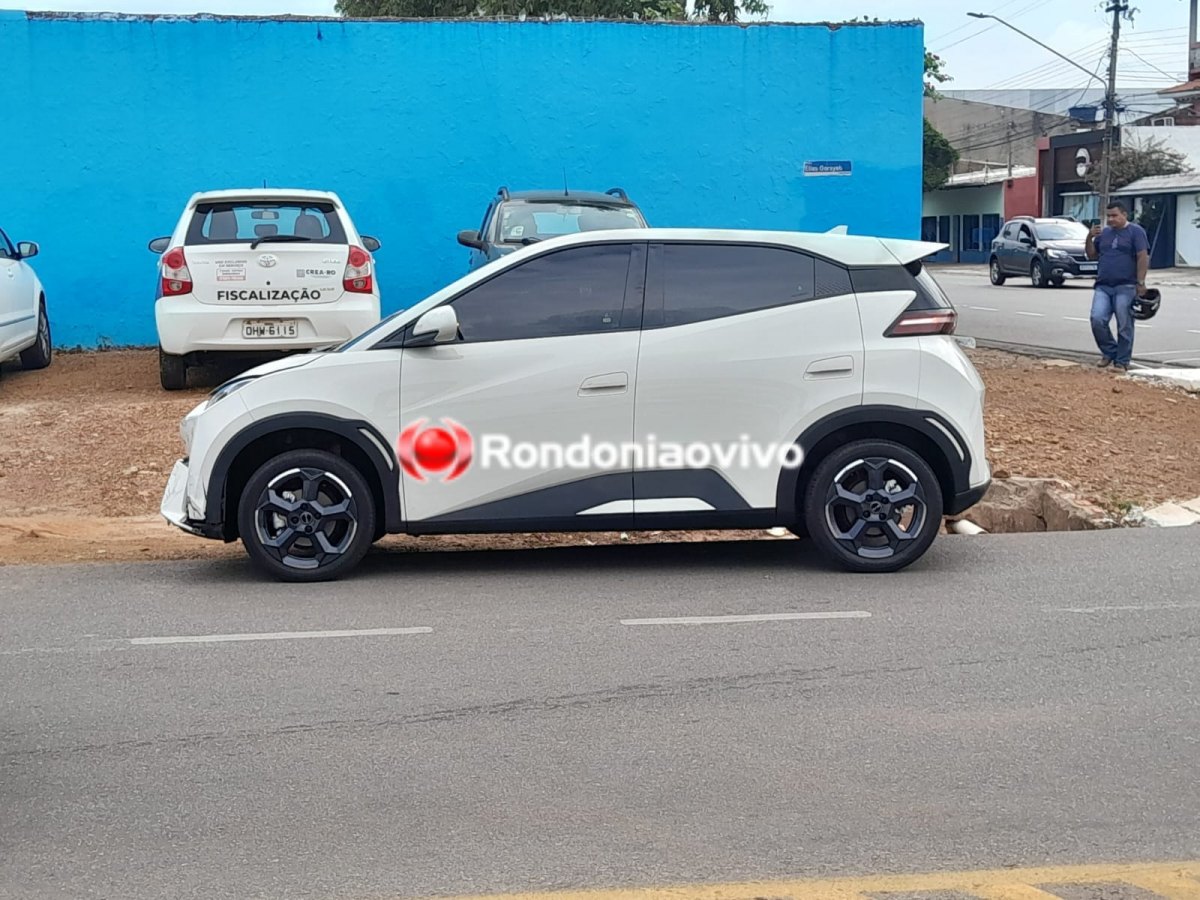 NA CALAMA: Moto App e passageira ficam feridos após condutor de carro elétrico avançar