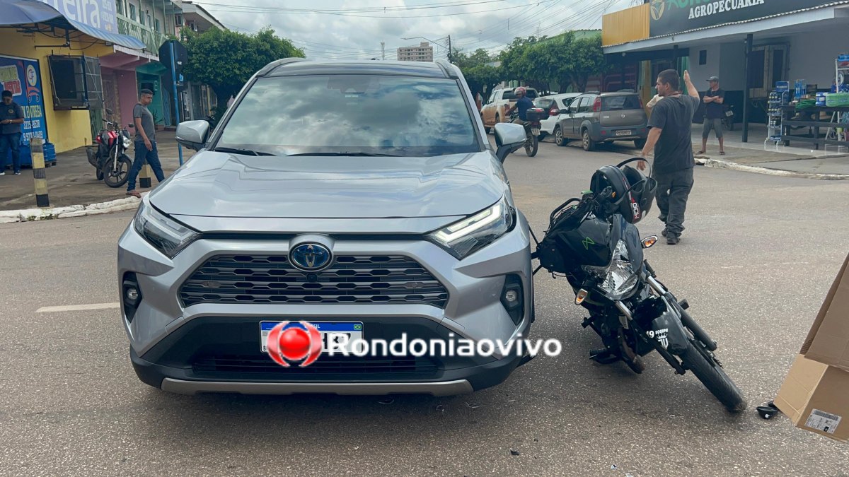 VEJA VÍDEO : Moto aplicativo 'voa' por cima de carro Toyota RAV4 em grave acidente 
