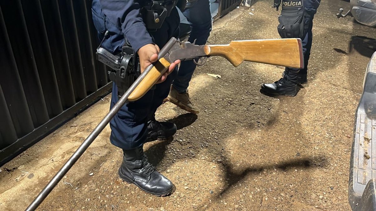 PERIGO: Polícia prende homem bêbado que se exibia com espingarda na rua