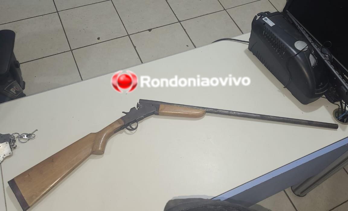 PERIGO: Polícia prende homem bêbado que se exibia com espingarda na rua