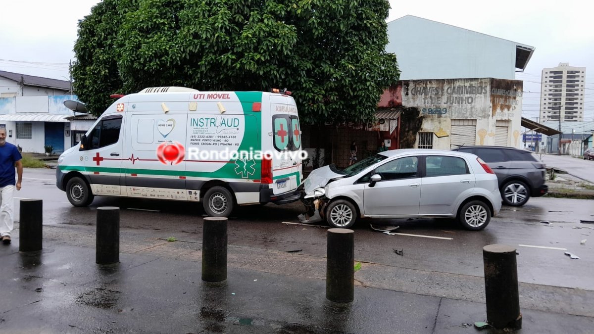 NO CENTRO: Ambulância é atingida por carro dirigido por mulher que avançou preferencial