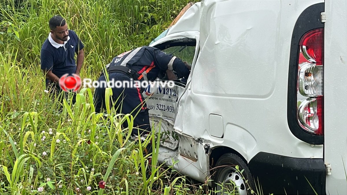 VÍDEO: Motorista fica com traumatismo craniano após acidente entre carro e carreta