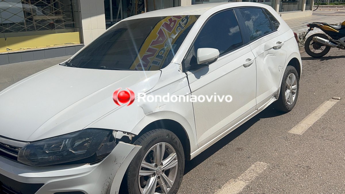 NA CARLOS GOMES: Mulher em carro Polo avança cruzamento e deixa motociclista lesionado