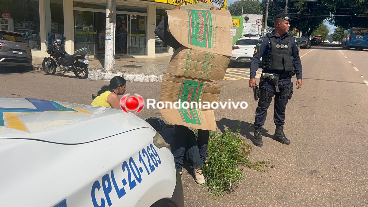 NA CARLOS GOMES: Mulher em carro Polo avança cruzamento e deixa motociclista lesionado