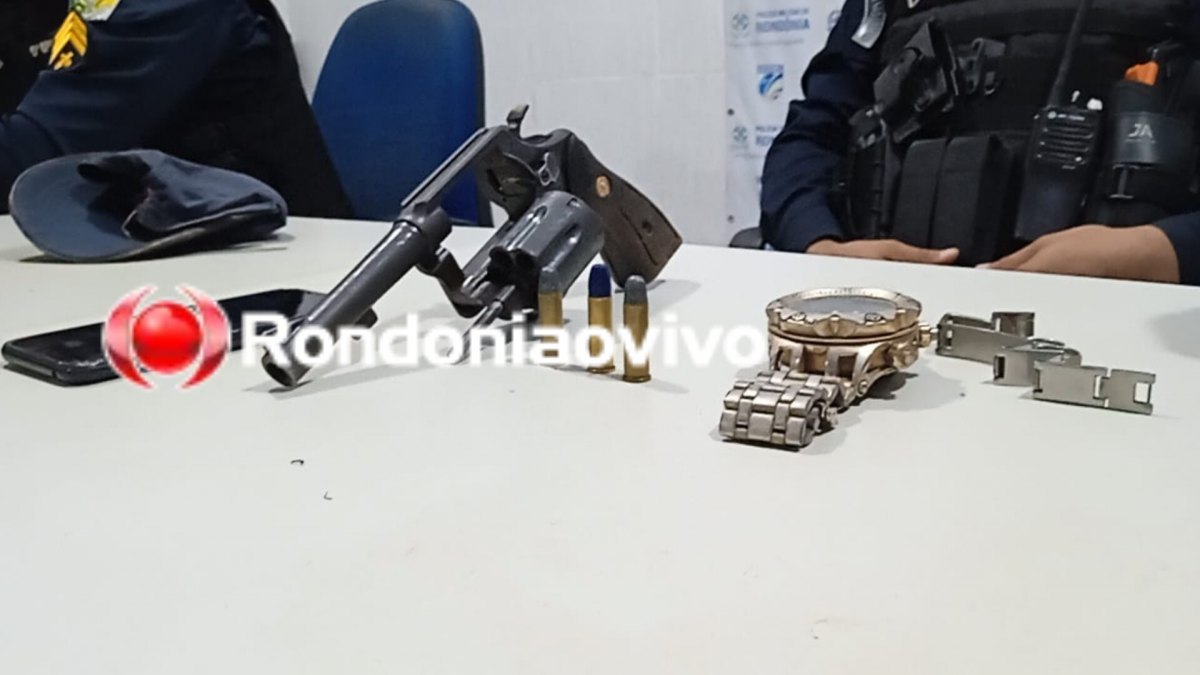 ARMA NA CINTURA: Criminosos são interceptados pela PM logo após roubo em parada de ônibus 