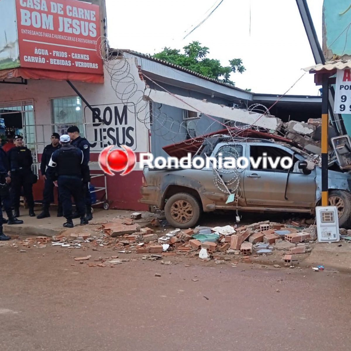 DESGOVERNADO: Mulher passa mal na direção e destrói comércio na zona Leste 