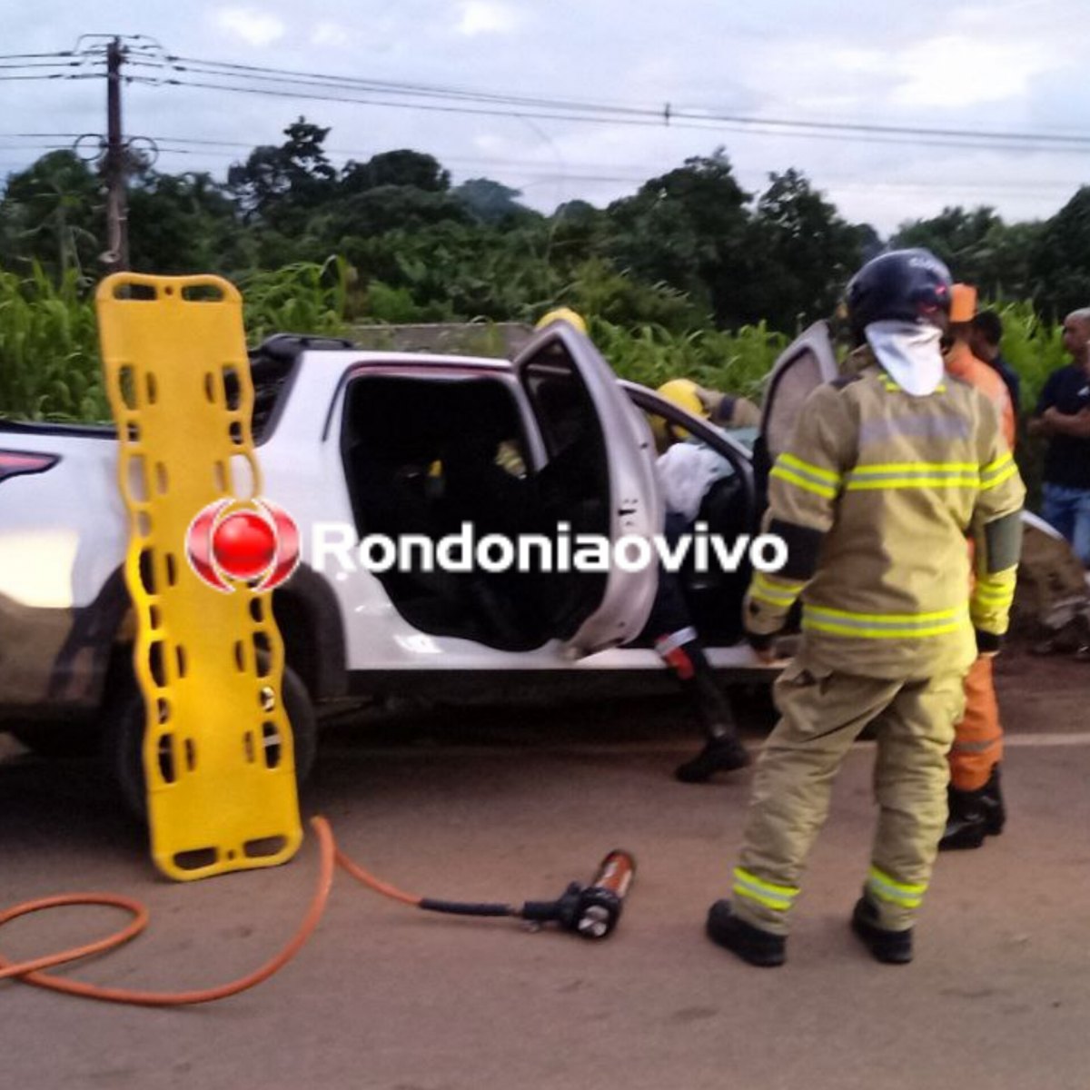 COLISÃO FRONTAL: Motorista fica presa nas ferragens e carreta tomba após grave acidente na BR-364