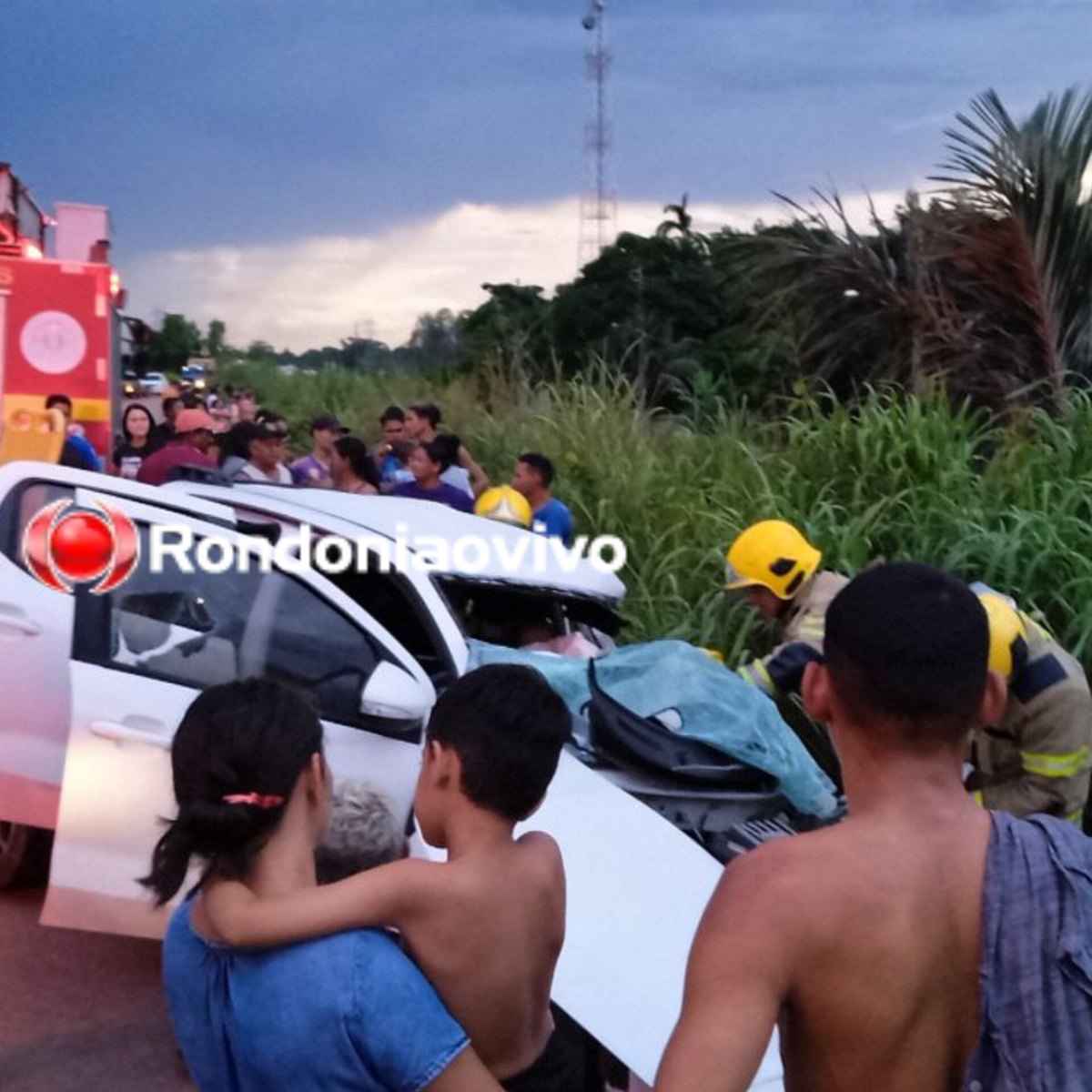 COLISÃO FRONTAL: Motorista fica presa nas ferragens e carreta tomba após grave acidente na BR-364