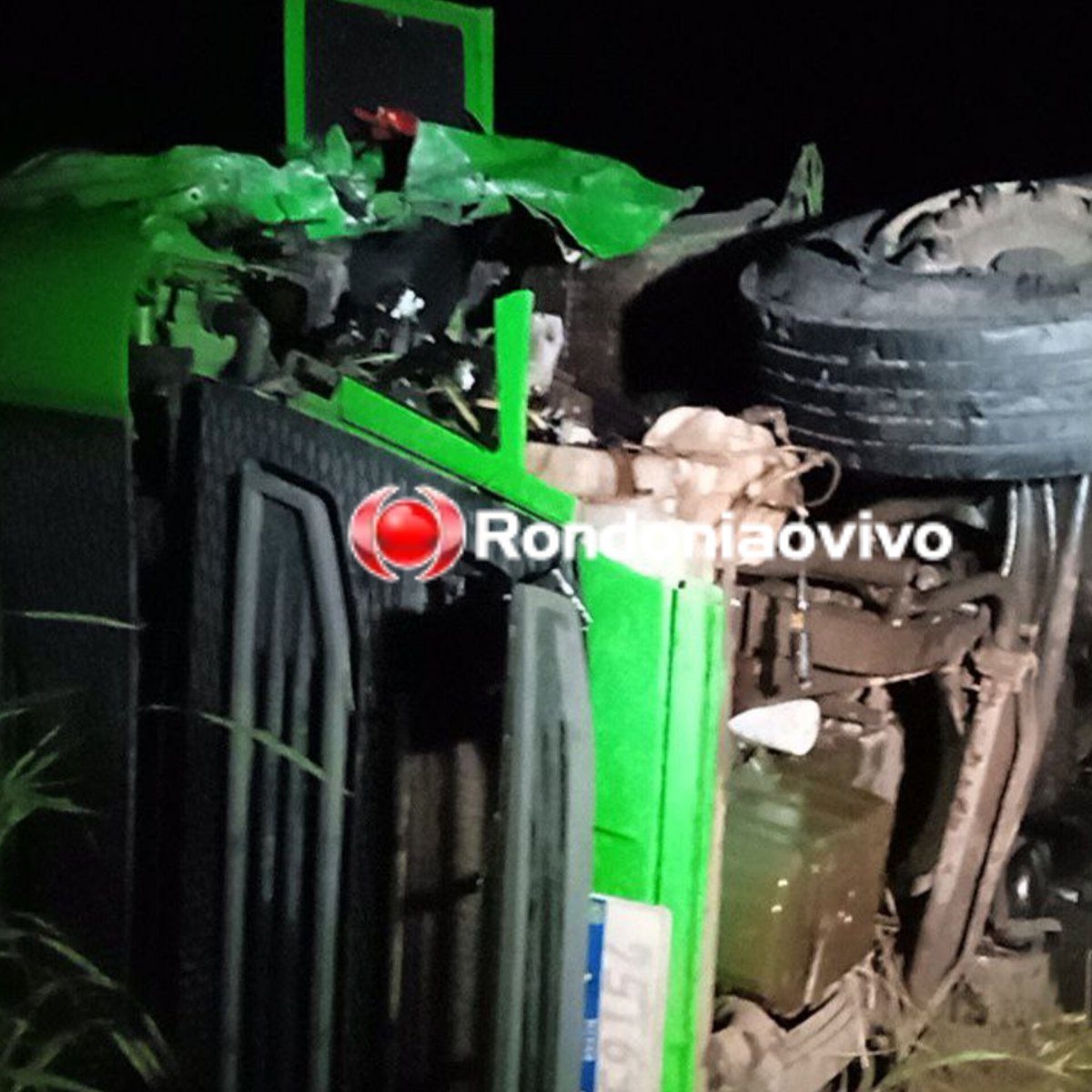 COLISÃO FRONTAL: Motorista fica presa nas ferragens e carreta tomba após grave acidente na BR-364