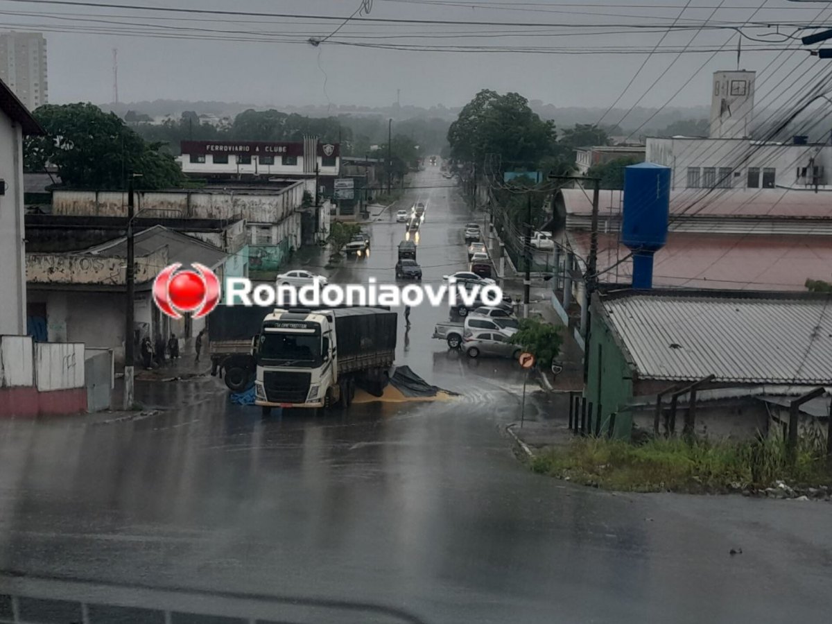 CENAS DA CIDADE: Carreta não consegue subir ladeira no Centro e volta de ré 