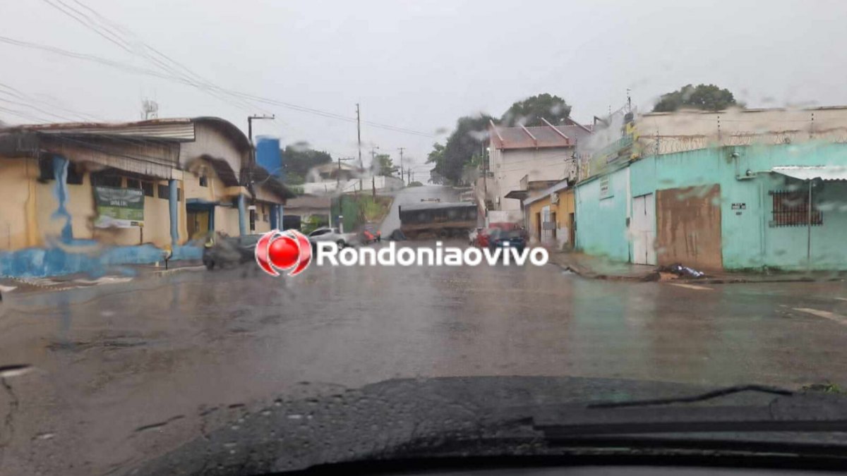 CENAS DA CIDADE: Carreta não consegue subir ladeira no Centro e volta de ré 