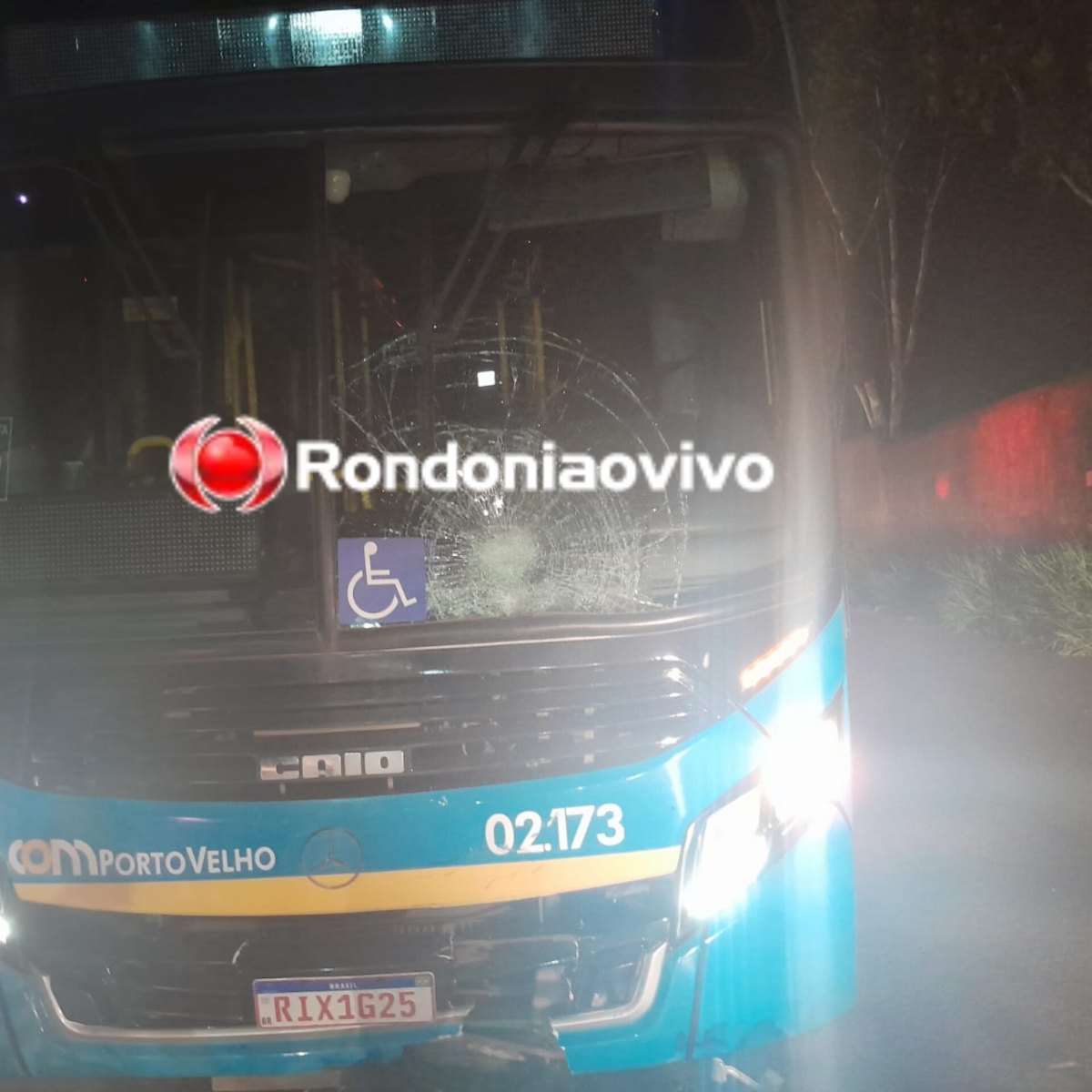 FRONTAL: Motociclista bate de frente com ônibus na Estrada dos Japoneses 