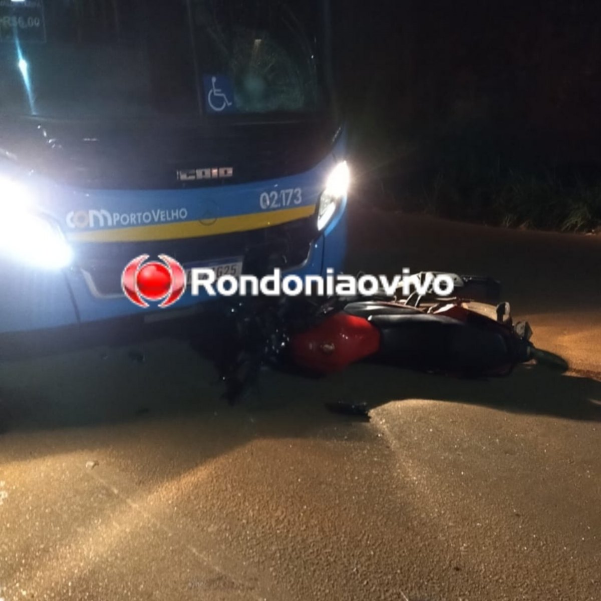 FRONTAL: Motociclista bate de frente com ônibus na Estrada dos Japoneses 