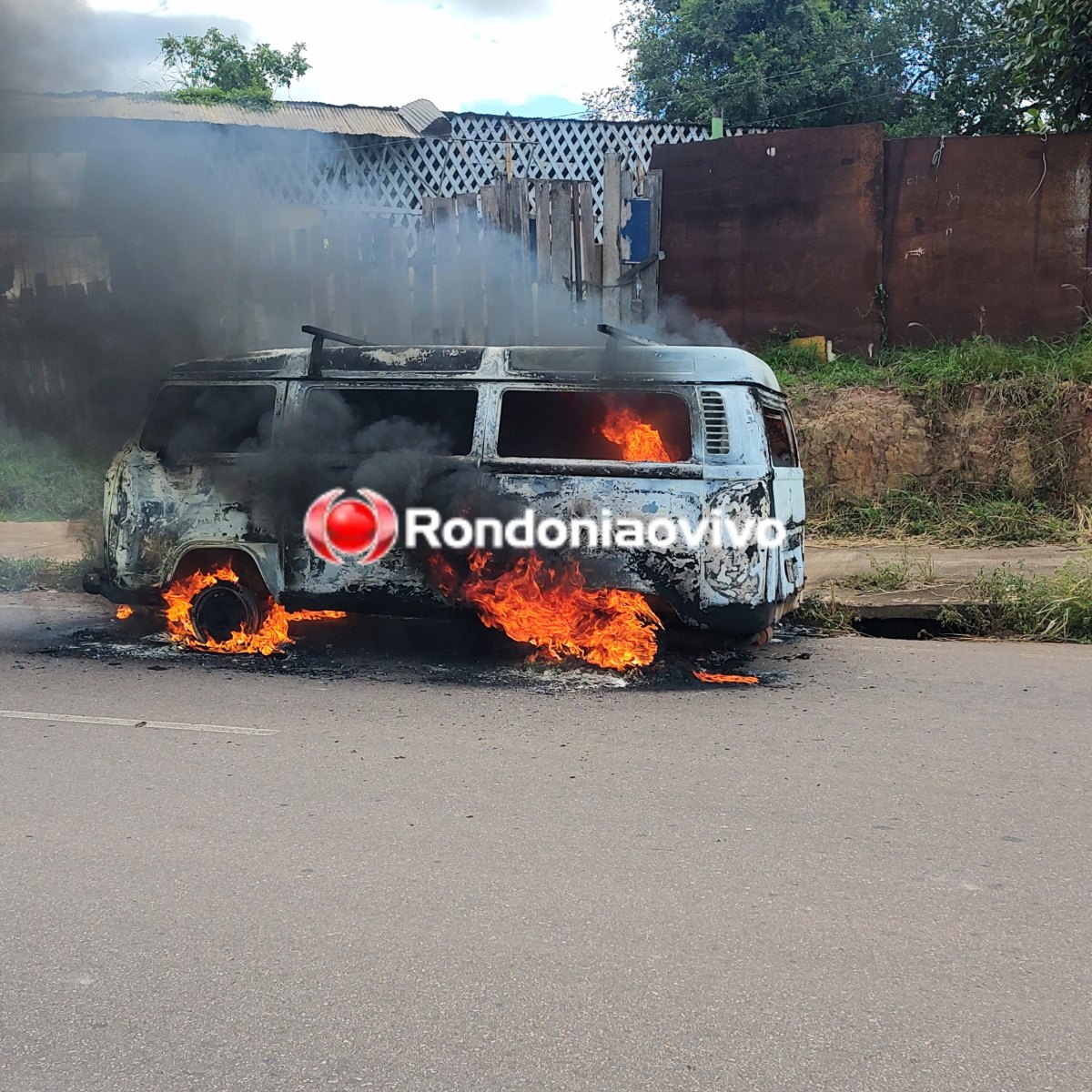 URGENTE: Kombi é totalmente destruída por incêndio próximo ao viaduto 