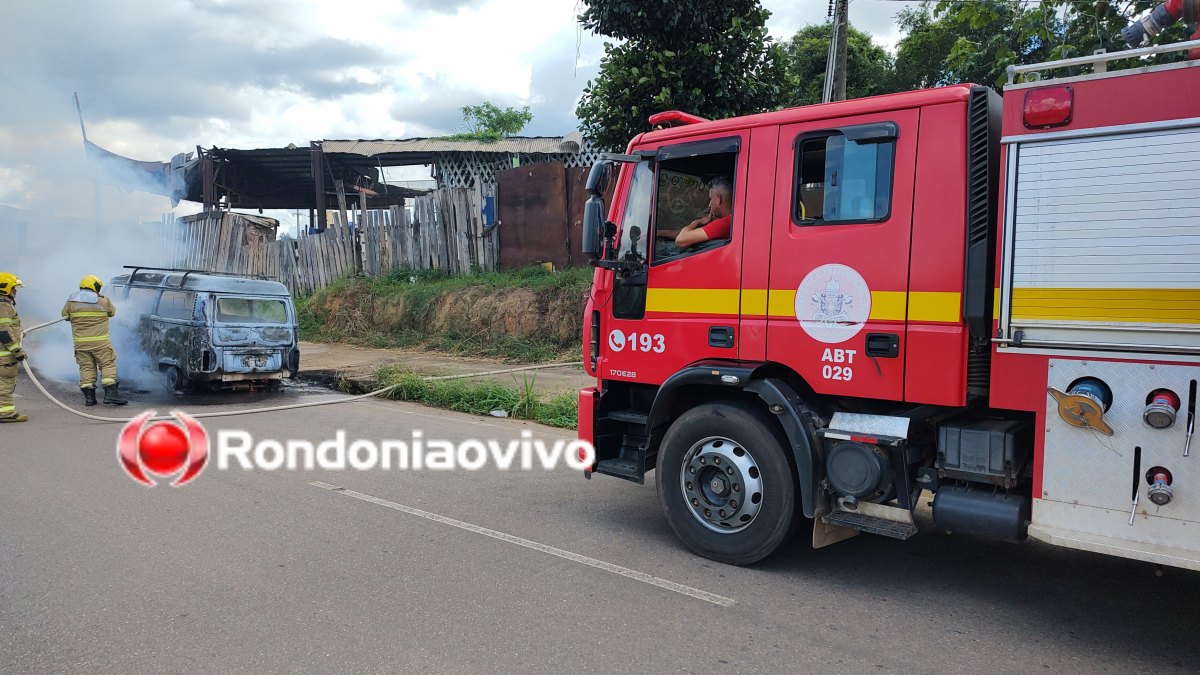 URGENTE: Kombi é totalmente destruída por incêndio próximo ao viaduto 