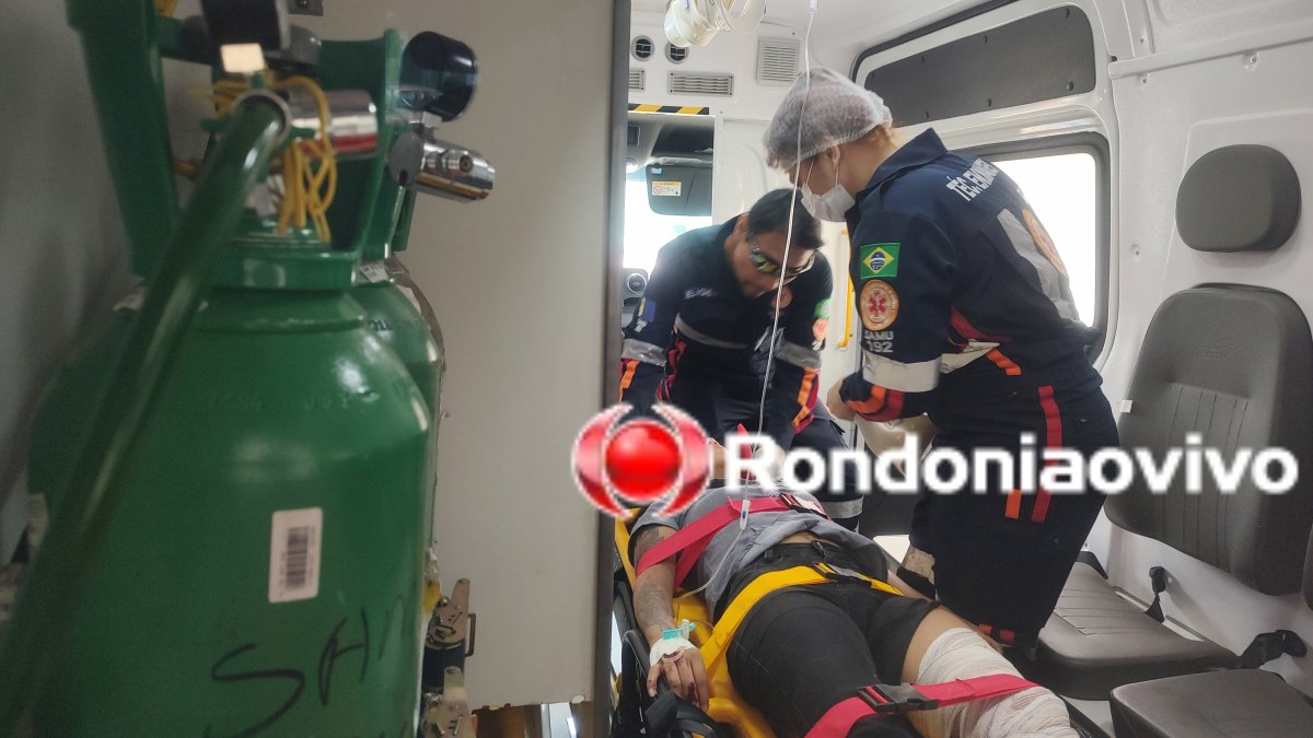 VÍDEO: Mulher em moto tem perna dilacerada ao ser atropelada por caminhão da Coca-Cola