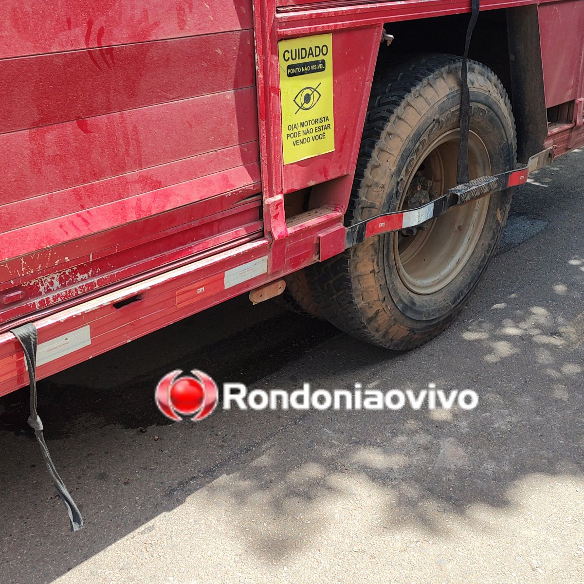VÍDEO: Mulher em moto tem perna dilacerada ao ser atropelada por caminhão da Coca-Cola