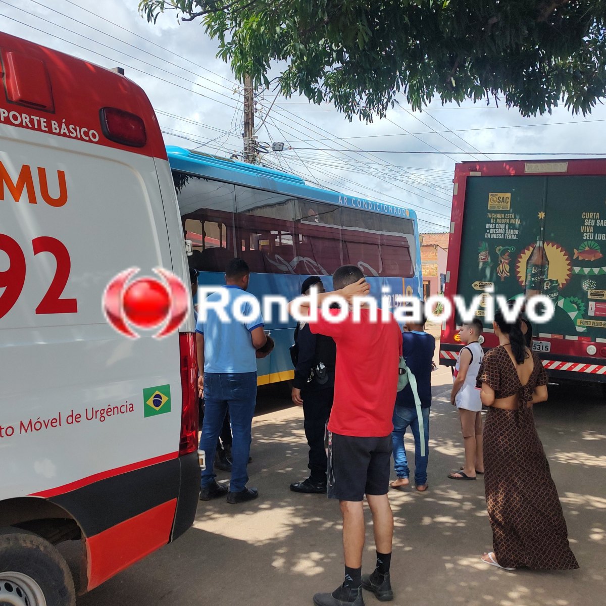 VÍDEO: Mulher em moto tem perna dilacerada ao ser atropelada por caminhão da Coca-Cola