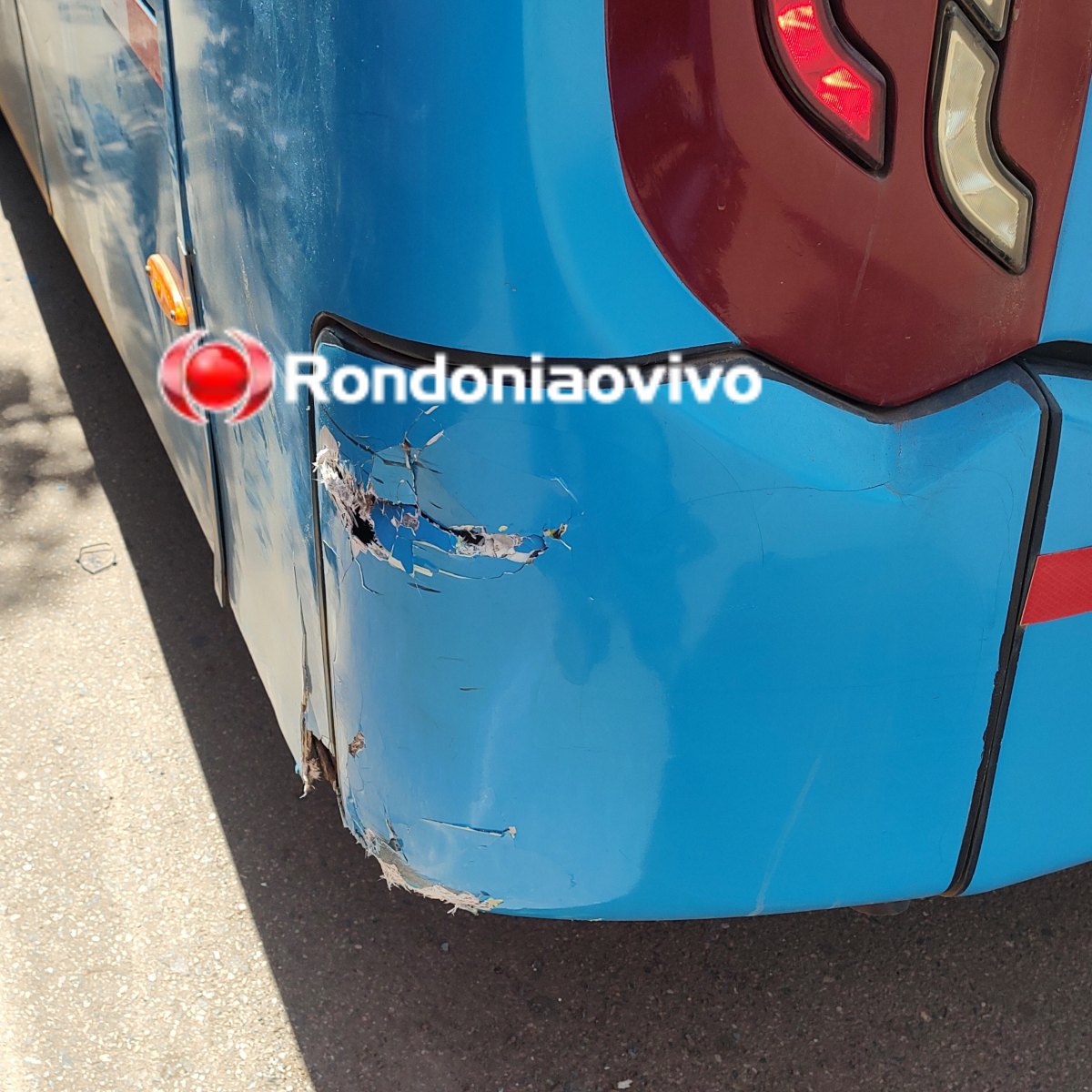 VÍDEO: Mulher em moto tem perna dilacerada ao ser atropelada por caminhão da Coca-Cola