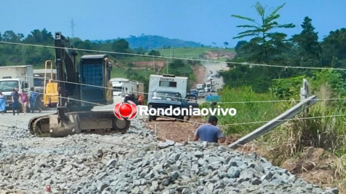 NINGUÉM PASSA: Trator derruba poste  e interdita tráfego de veículos na BR-421