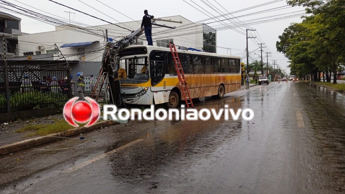 PERIGO: Ônibus desgovernado destrói poste na Avenida Imigrantes 