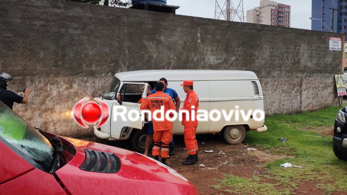 IMPRUDÊNCIA: Grave batida entre  Corolla e Kombi deixa dois feridos na 7 de Setembro